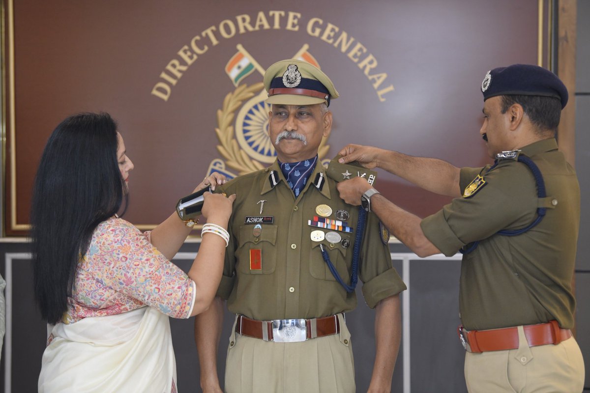 crpfindia's tweet photo. DG, #CRPF, Shri @gpsinghips formally conferred the IG rank upon Shri Ashok Samyal during a dignified pipping ceremony attended by senior officers at #CRPF HQ. A well-deserved promotion reflecting his leadership and commitment to the Force. Wishing him the very best ahead.

#NationFirst
#Vandematram150
#ServiceAndLoyalty