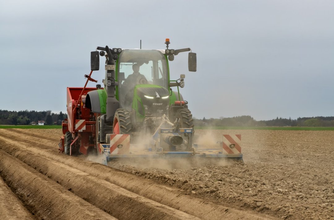 FendtSpain's tweet photo. Cuando tu trabajo exige más, confía en quien da más. El nuevo Fendt 500 Vario no decepciona:
⚡ 4,9 t de capacidad de carga
⚙️ Transmisión VarioDrive
⛽ Consumo de combustible más bajo
💪 Rendimiento asegurado en transporte y campo

¡Por algo es el Tractor del Año 2026! https://t.co/Zlz6WKVs1F