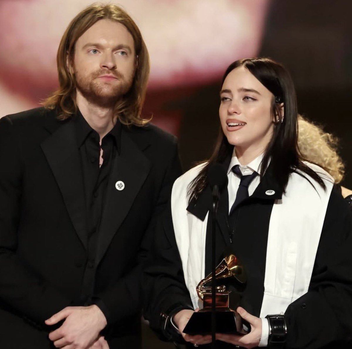 Billie Eilish'in ağabeyi Finneas O'Connell:

“Çok sayıda güçlü, yaşlı, beyaz erkeğin 24 yaşındaki kız kardeşimin ödül konuşmasında söyledikleri hakkında öfkelendiğini görüyorum.

İsimlerinizi Epstein dosyalarında açıkça görebiliyoruz.”