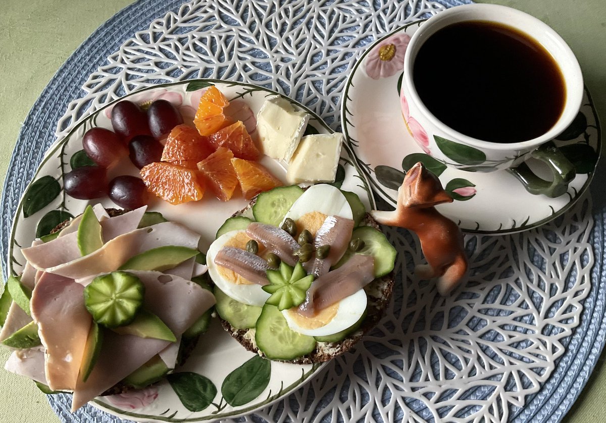 ASovij's tweet photo. -12ºC today. We’re celebrating our national poet, Johan Ludvig Runeberg (1804-1877). His wife Fredrika made torte, seasoned with almond and arrac.
For breakfast:sourdough rye bread with ham, horseradish spread, avocado and cucumber, egg, pickles anchovies and fruit, Brie, coffee. https://t.co/llRDXgKLeh