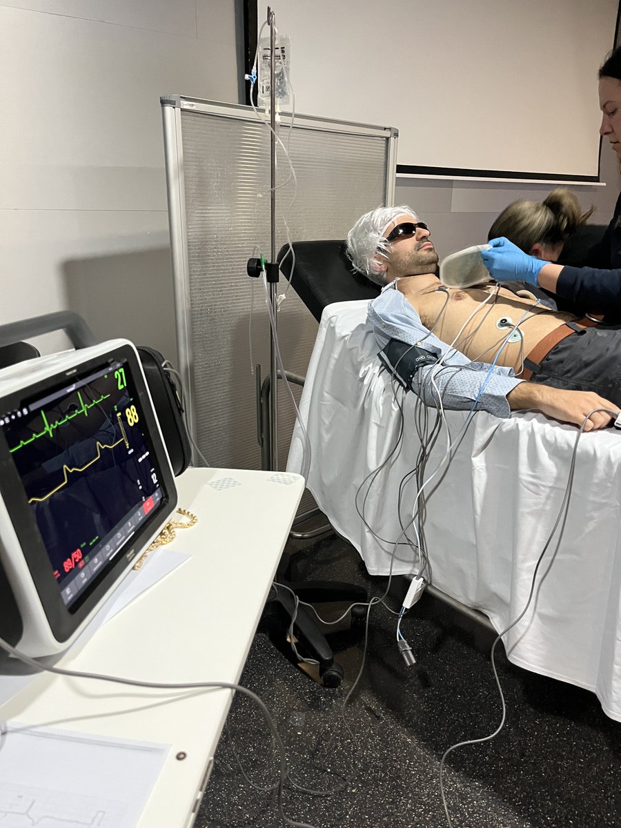 DeniaHospital's tweet photo. 🫀 Entrenament en bradiarrítmies!

Ahir vam practicar amb 4 casos simulats i vam utilitzar el marcapassos extern per atendre bradiarritmies urgents. ⚡

Hi van participar TCAI, infermers, metges d’Urgències, i també companys d’Atenció Primària i SAMU. 👩‍⚕️👨‍⚕️ https://t.co/Gk54VWMstX