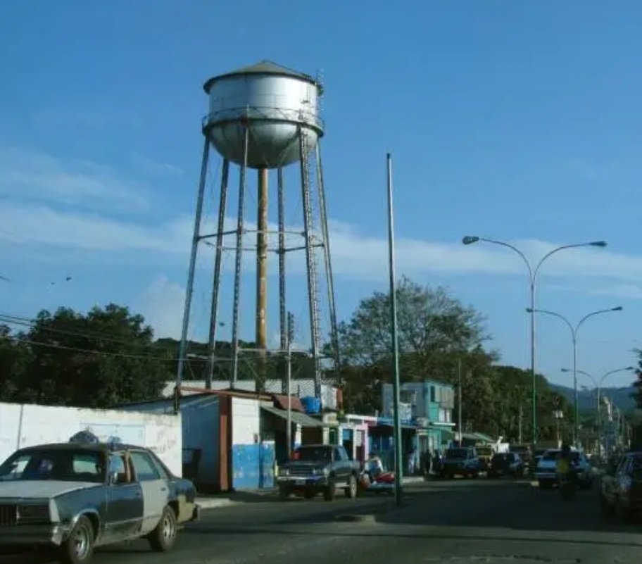 Mientras en Duaca sus acuíferos disponen de suficiente agua, no hay manera q el gobierno regional y municipal logren activar los equipos, para q al ciudadano le llegue el agua a sus viviendas. 2 meses sin agua en el centro de Duaca
Demasiado silencio del alcalde y el gobernador.