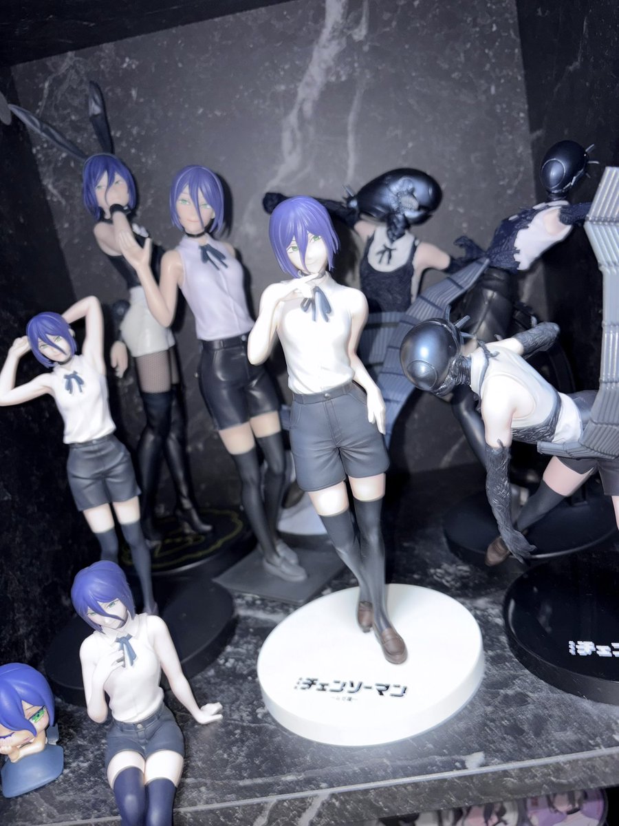 レゼフィギュア増えた🫶 棚に入らなくなってきた
