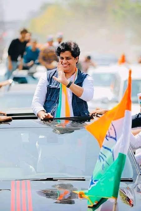 तुम नेहरू को छोटा ना कर पाओगे,
नेहरू का नाम आइंस्टीन के साथ लिया जाता है 
तुम्हारा नाम एप्स्टीन के साथ लिया जाता है,

<a href="/ShayarImran/">Imran Pratapgarhi</a> ने आज राज्यसभा में गर्दा उड़ा दिया,
बोले तो दुग्गल का बाजा फाड़ दिया,