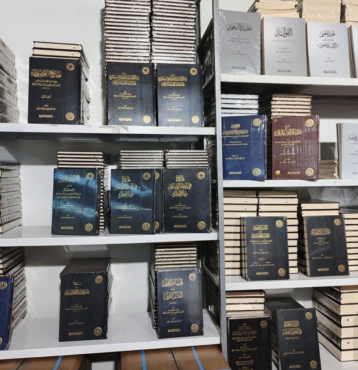 من كان يتصور أن كتب شيخ الإسلام ابن تيمية التي حاربها النظام النصيري في #سوريا وعبيده من الأشاعرة والقبورية والصوفية ستباع علنًا !
بل سيتزاحم الناس عليها !
(وتلك الأيام نداولها بين الناس)
(مكتبة كاملة لكتب ابن تيمية)
#معرض_دمشق_الدولي_للكتاب