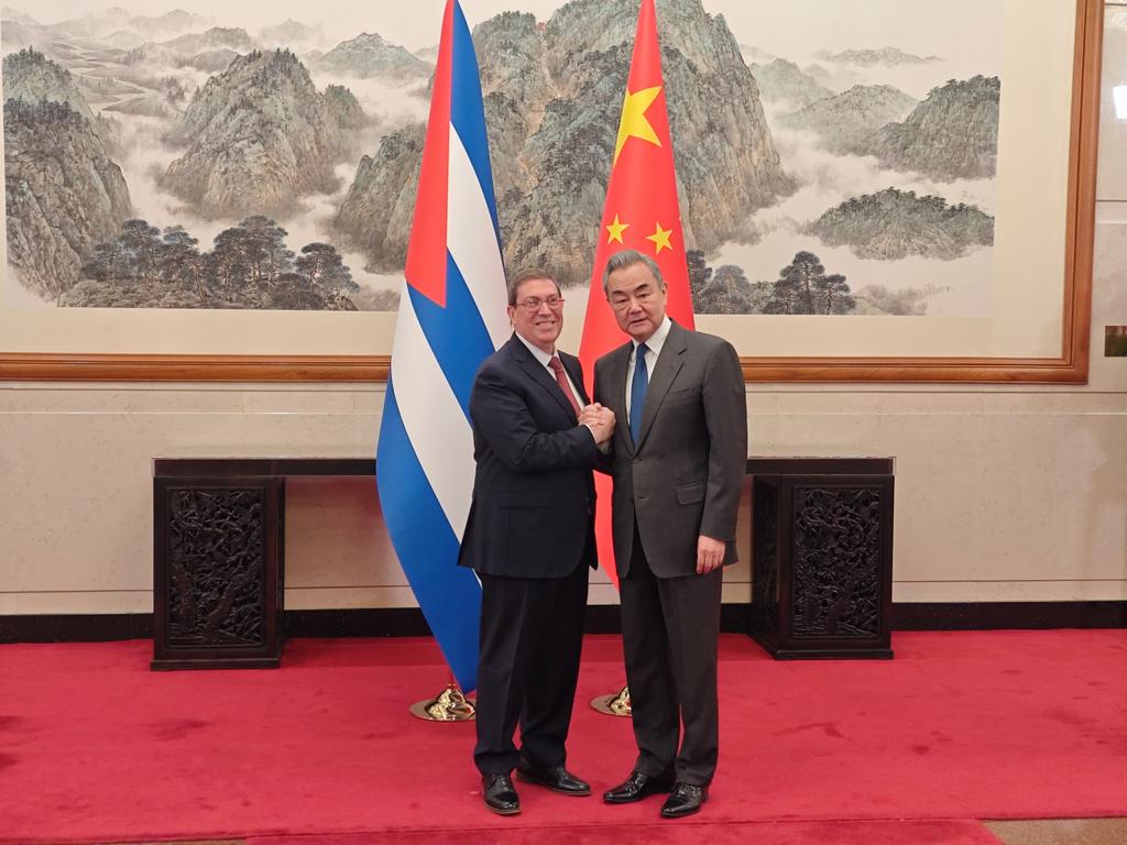 Siempre resulta grato y fructífero reunirme con el querido amigo, compañero Wang Yi, Canciller de #China y Director de la Oficina de la Comisión de Asuntos Exteriores del CCPCCh.

Coincidimos en la importancia de continuar implementando los consensos alcanzados por el Secretario