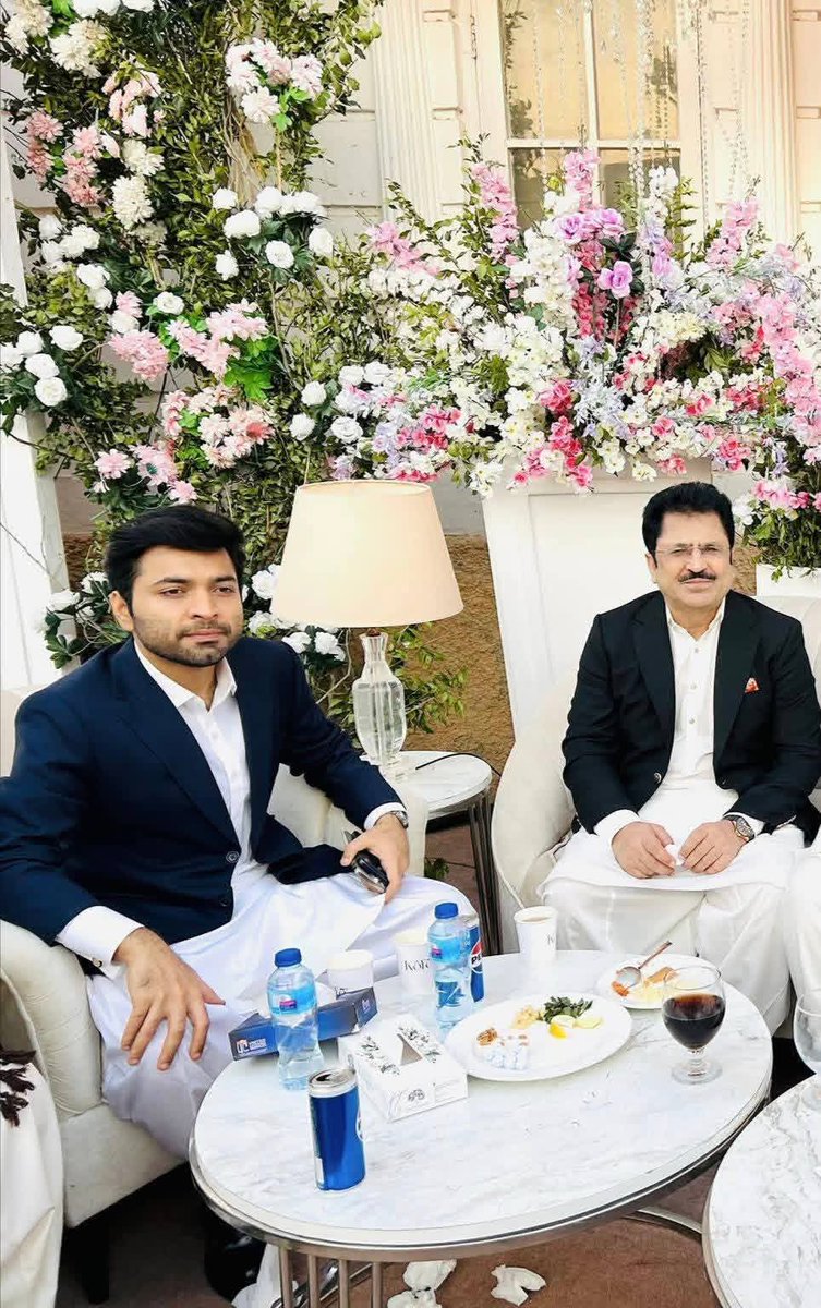 TeamBajari's tweet photo. باجاري خاندان جي چشم چراغ ايس پي SP عمير طارق باجاري جي شاديء جون 
رسمون جاري آهن
MashaAllah Congratulations BOSS @umair_bajari SB... Congratulations to Bajari Sahibaan ❤️❤️🌹🌹 https://t.co/zrzZSYtzxv