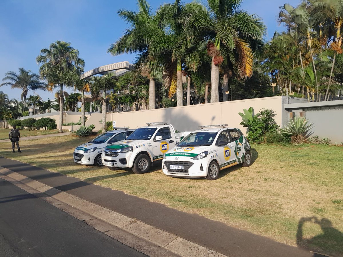 Fidelity_Secure's tweet photo. Durban, we're out in full force, painting the town green! Our team is on Herwood Drive in uMhlanga and Cornubia, prioritising your safety!
#FidelityADT #PDurban #AlwaysThereforYou #community #safetyfirst #FidelityServicesGroup https://t.co/NhzdV5Esfc