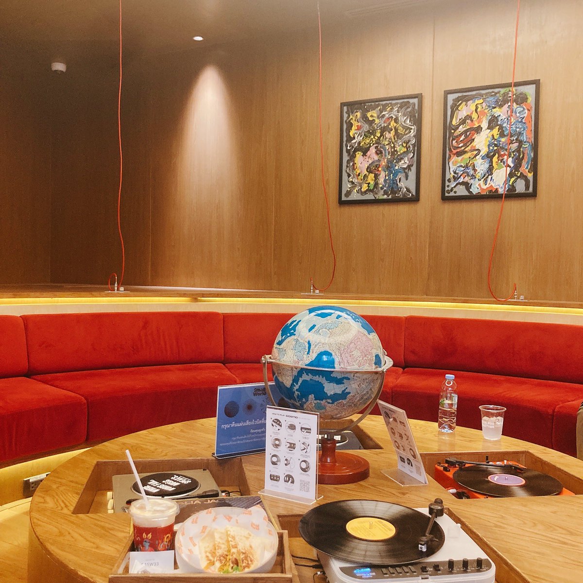 R83825's tweet photo. I wanna recommend a special Café in Chai Phatthanasilp, where the music video “Funk Jam” by n.SSign was filmed and which was introduced by Cosmo in Thailand🇹🇭🕺✨
This building is a cultural space, and the Café“Small World” is located on the 3F. 
#nSSign #funkjam #Thailand #kpop https://t.co/J5Ofg0ImAW