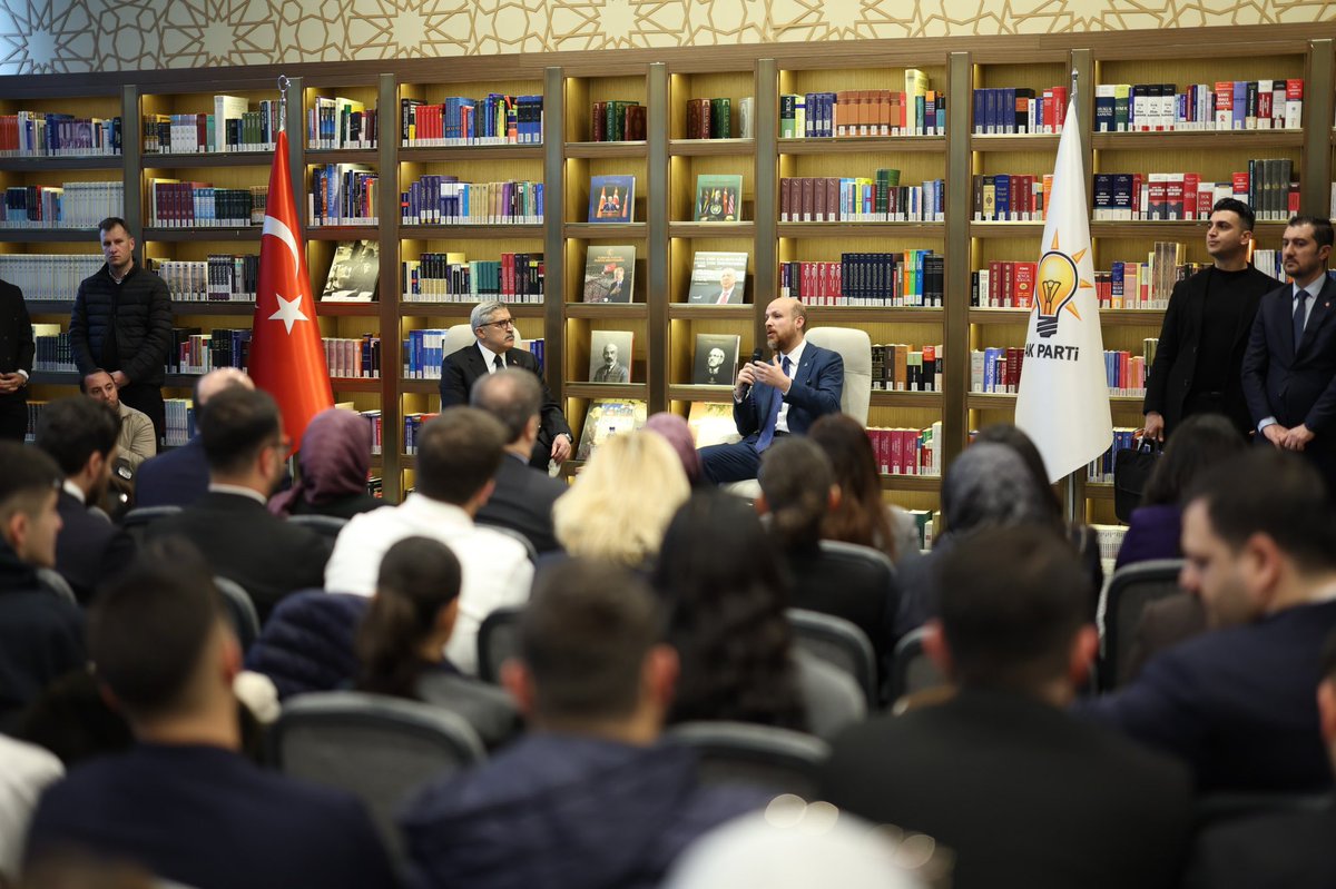 teopolitik's tweet photo. 📍AK Parti Genel Merkezi 

AK Parti Genel Merkezimizde gerçekleştirdiğimiz “Kütüphane Sohbetleri” kapsamında,
İlim Yayma Vakfı Mütevelli Heyeti Başkanı Sayın Bilal Erdoğan’ı ağırladık.

Eğitim, kültür ve gençliğin geleceğine dair ufuk açıcı bir sohbet gerçekleştirdik.

Katkıları için teşekkür ediyoruz.