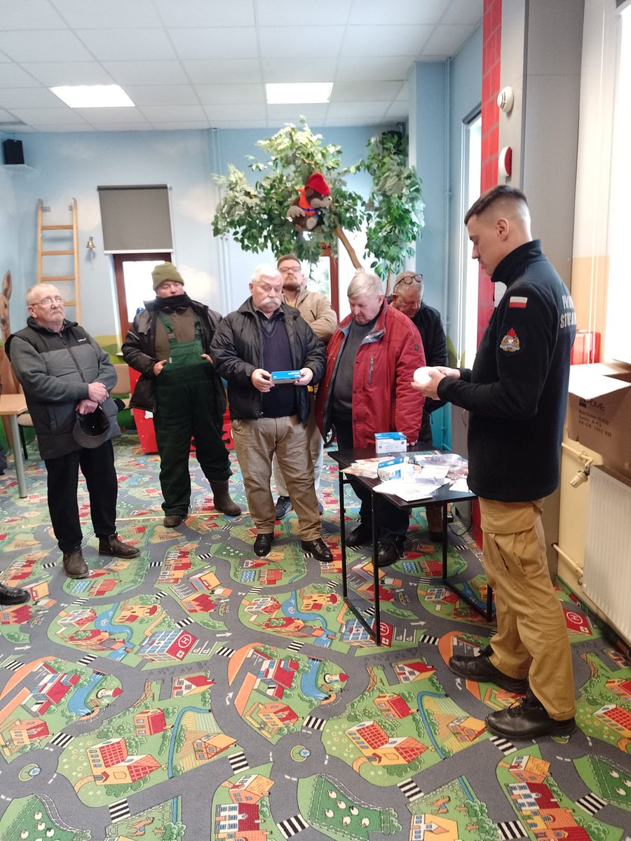 KWegorzewo's tweet photo. 🚨 Ogólnopolska akcja Radia ZET i PSP trwa! 🧑‍🚒📻

Komenda Powiatowa PSP w Węgorzewie aktywnie włącza się w edukację mieszkańców naszego powiatu. Zgodnie z harmonogramem akcji rozdawane są czujki dymu oraz tlenku węgla (czadu). https://t.co/VaEjAFOhYc