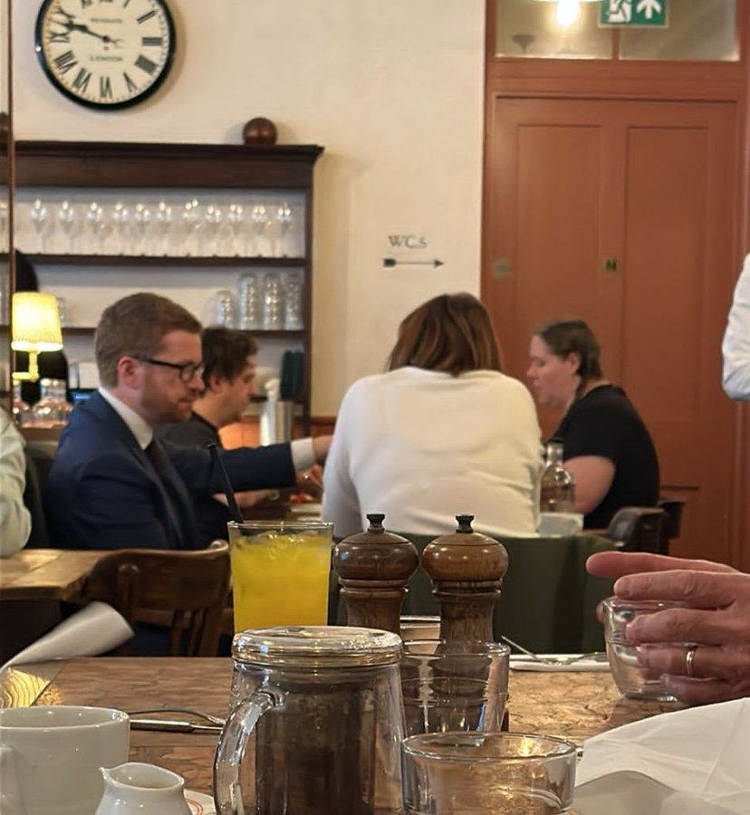 Truly Fearless Journalism holding the powerful to Account.
Anyway, here's Beth Rigby out on a little Lunch Brief with Mandelson protégé &amp; Starmer's chief of Staff, Morgan McSweeney.