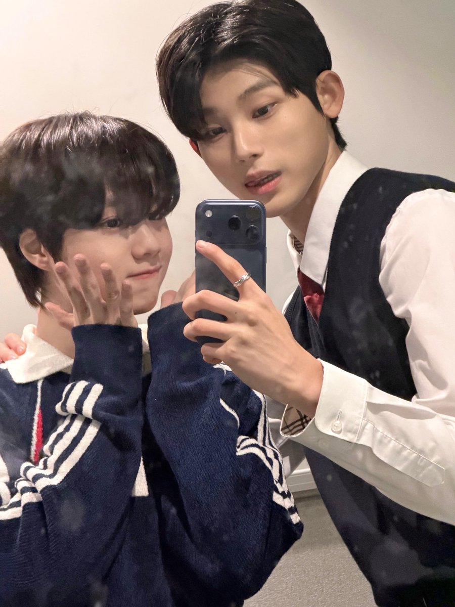 [#안찬원] 우리 최강 짱짱맨이자 엄청난 귀요미인 한빈형!! 졸업 너무너무 축하해!!! 앞으로의 날들도 좋은 일만 가득했으면 좋겠다!! 항상 응원하고 있어! 사랑해!😘╰(*´︶`*)╯♡
