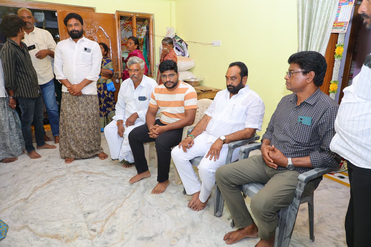 రెంటచింతల మండలం, మంచికల్లు గ్రామంలో టిడిపి నాయకులు రావేల చెంచయ్య చౌదరి గారు మృతి చెందగా.., ఆయన పార్థివ దేహాన్ని సందర్శించి, పూలమాలలతో నివాళులర్పించి,  కుటుంబాన్ని పరామర్శించడం జరిగినది
#MacherlaMLAJulakanti #JulakantiBrahmanandaReddy