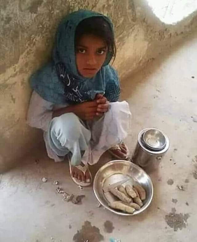 تُنهِنجي دُنيا سُندر سَپنا،
مُنهِنجي دُنيا اَکڙيُون اُوجاڳَيل...