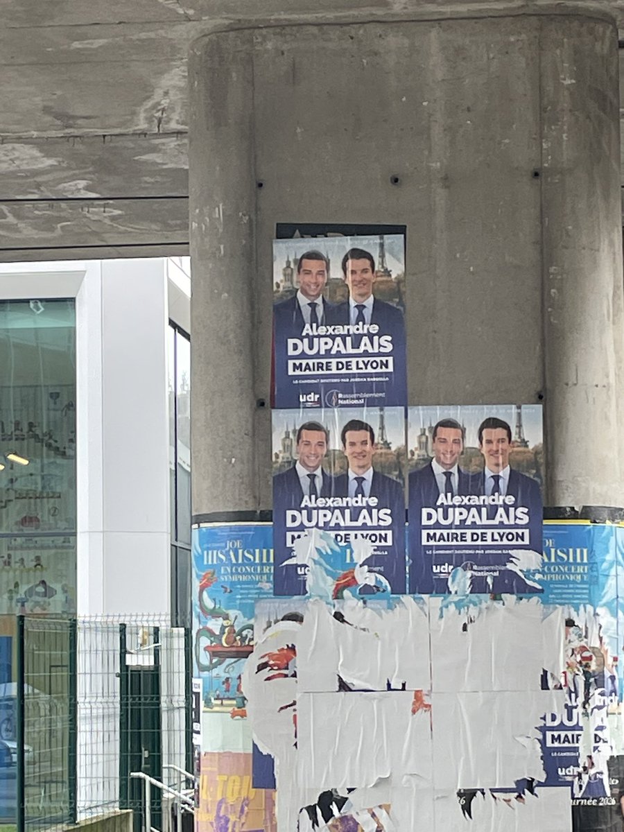 ThimoteeMB's tweet photo. Ce qui est surtout puni par la loi, c’est l’affichage sauvage ! 

Vous voulez mettre en place une brigade anti tag et dégradations alors que vous dégradez… 

L’extrême droite et dans toute sa splendeur ! 

#Lyon #Municipales2026 @a_dupalais @actufr_lyon @lyonmag https://t.co/kBov4wCYa6