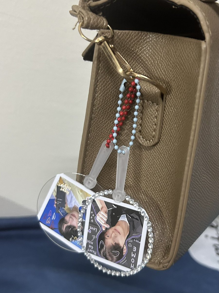 qielaa10's tweet photo. btw its a small picket fan hehe 5x5 cm
that you can hang at ur bag🙌🏻🙌🏻 https://t.co/c2nsIlm1D6