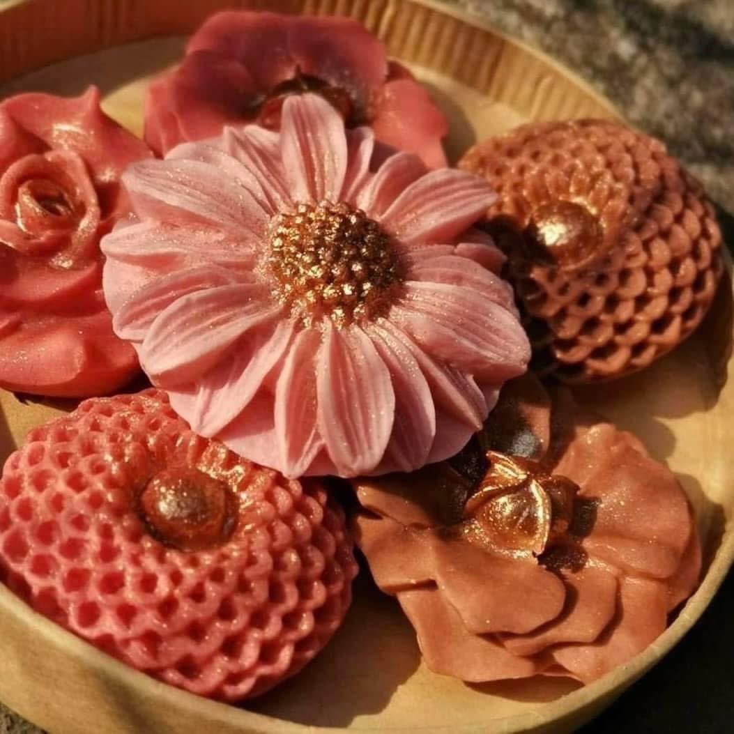 GojiJung158's tweet image. ไหนใครบอกว่าขนมไทยใช้พิมพ์แล้วราคาไม่ควรเกิน 25 บาทต่อชิ้น ซ้ายคือทำช่วงแรก ขวาคือปัจจุบัน ทำโดยคนเดียวกัน(แม่เรา) มันไม่ใช่แค่กดใส่พิมพ์แล้วสวยเลย ขั้นตอน 1 ชิ้นคือทำเนื้อขนม ผสมสี กดใส่พิมพ์ ตัดแต่ง ปัดทอง ตากแห้ง เพนท์เกสร แล้วทำแบบนี้ทุกชิ้น 
(แม่เราขายแรงกว่า 25 บาทอีก)