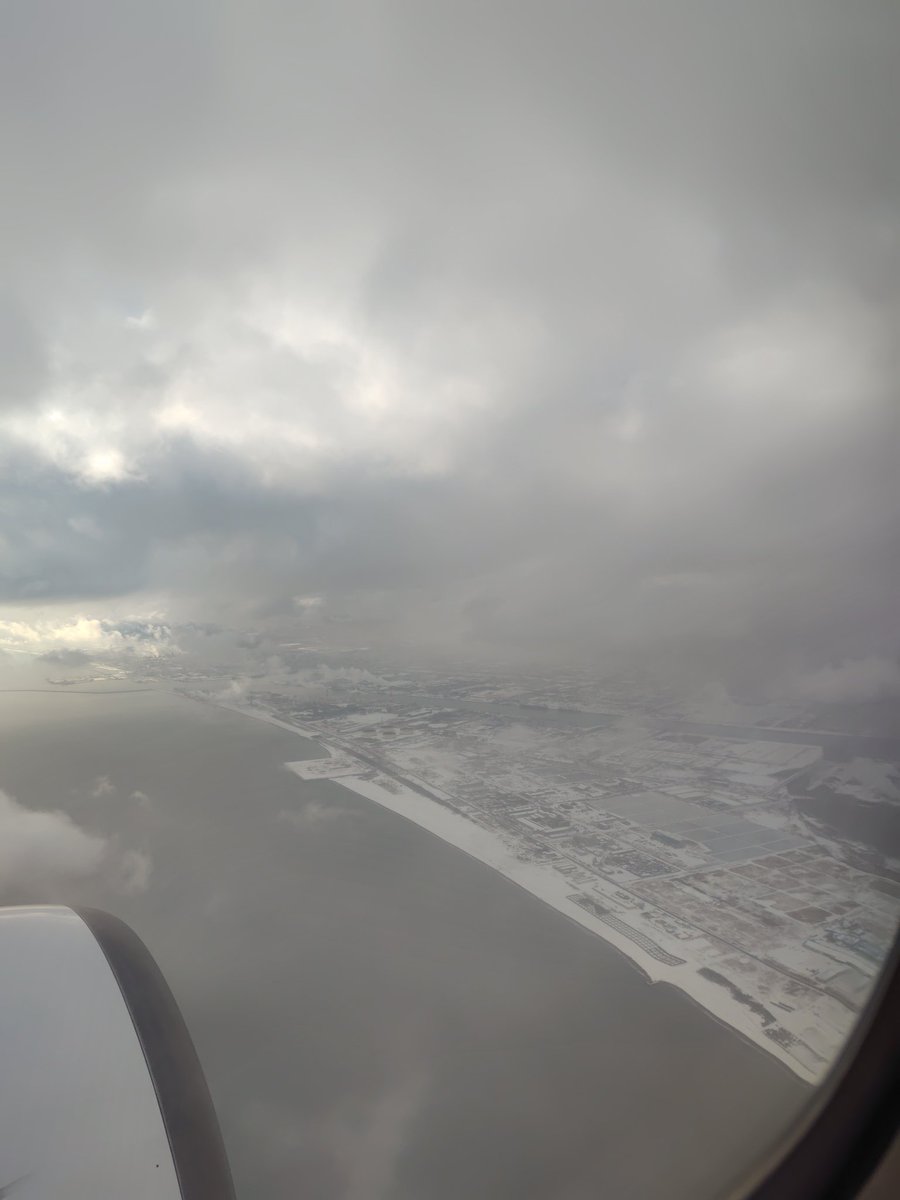 toyace869's tweet photo. 今年初のん活✈️
飛行機遅れるわ、快速エアポートもバスも運休…。新千歳空港から脱出に3時間���しました。すすきの着いても道路も大変🚘️ https://t.co/SIjlE4W4Df