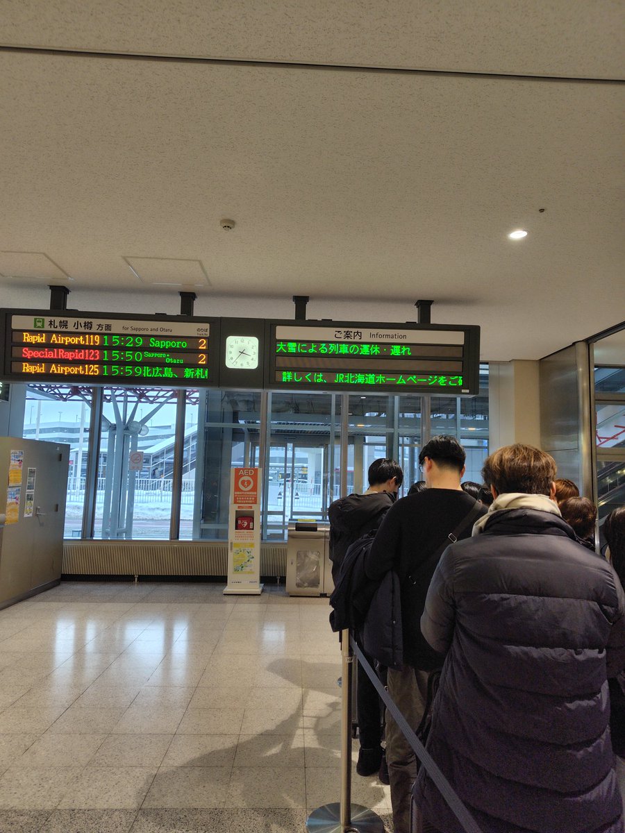 toyace869's tweet photo. 今年初のん活✈️
飛行機遅れるわ、快速エアポートもバスも運休…。新千歳空港から脱出に3時間���しました。すすきの着いても道路も大変🚘️ https://t.co/SIjlE4W4Df
