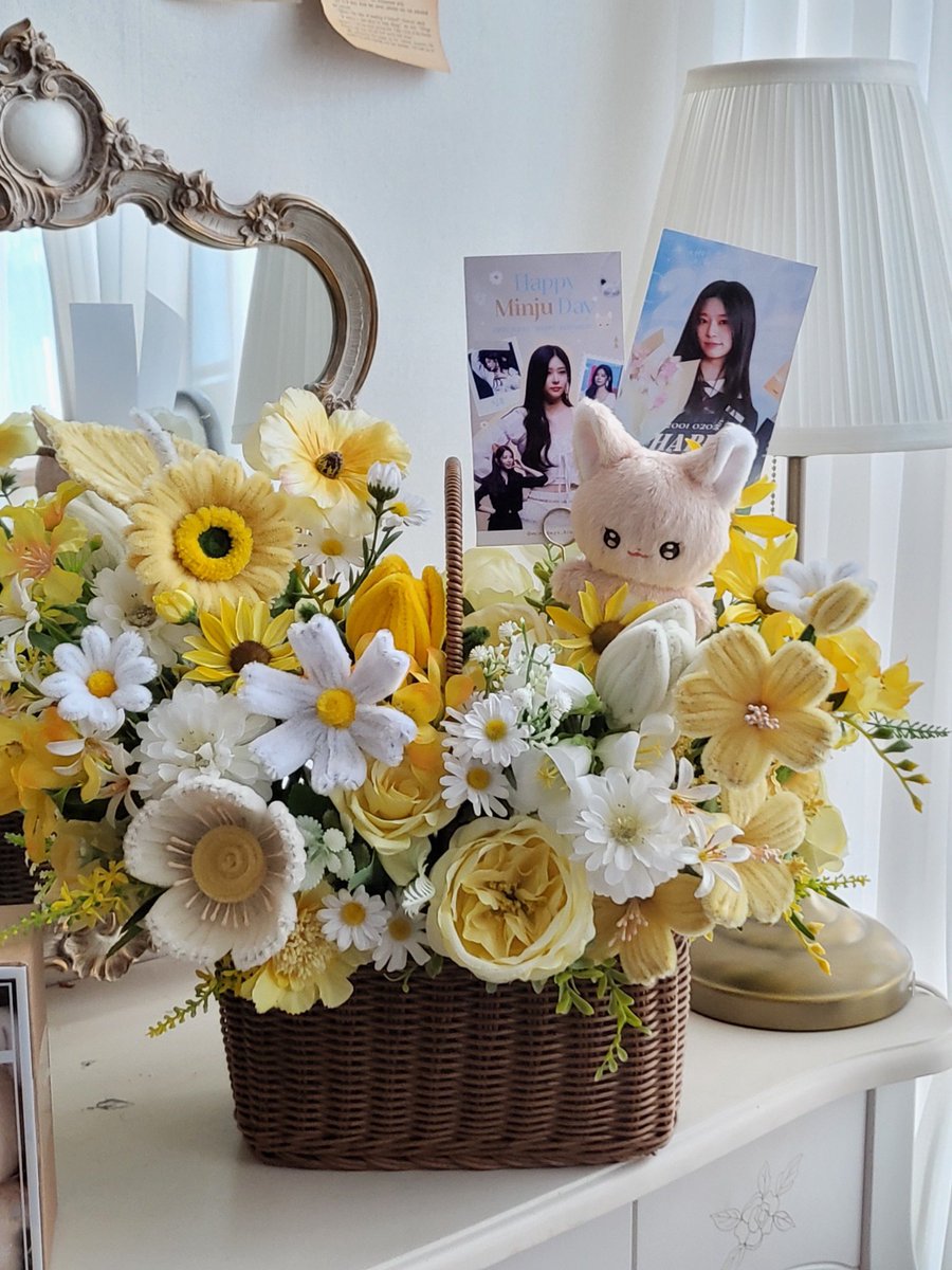 mingdays_bloom's tweet photo. ˗ˋˏ 𝟮𝟬𝟮𝟲 𝗞𝗜𝗠 𝗠𝗜𝗡𝗝𝗨 𝗕𝗜𝗥𝗧𝗛𝗗𝗔𝗬 𝗘𝗩𝗘𝗡𝗧 ˎˊ˗

여우밍과 예쁜 꽃바구니를 회사로 잘 전달했습니다
우리 밍쥬 생일 축하해요🎂🤍

#빛나는_민주의_오늘
#OurshiningMinjuDay
#The_Engraved_Moment
#새겨진_순간
#Happy_MinJu_Day https://t.co/Ye55NPJz1a