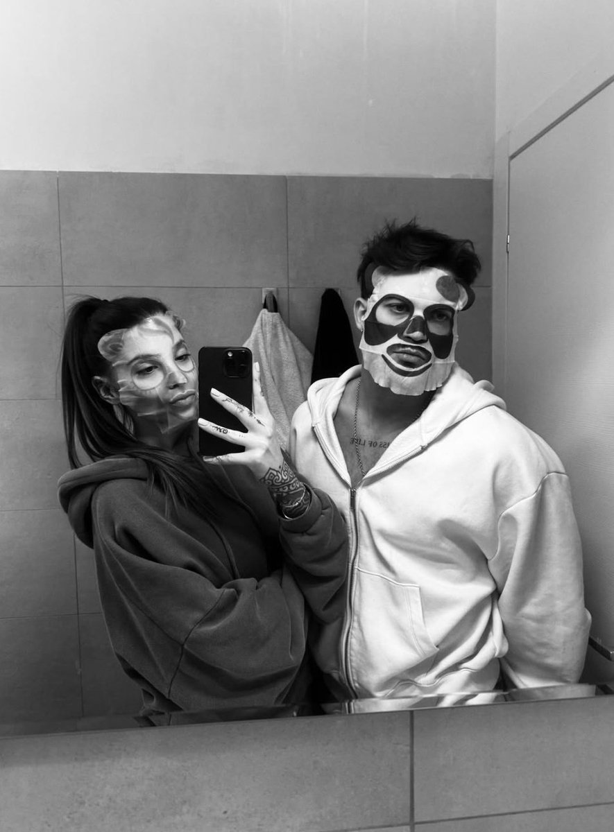 ACriginia's tweet photo. Il primo post insieme, queste foto con la loro canzone in sottofondo 
MORTA 🫠😭♥️
#jonita https://t.co/WrTF3QpnBd