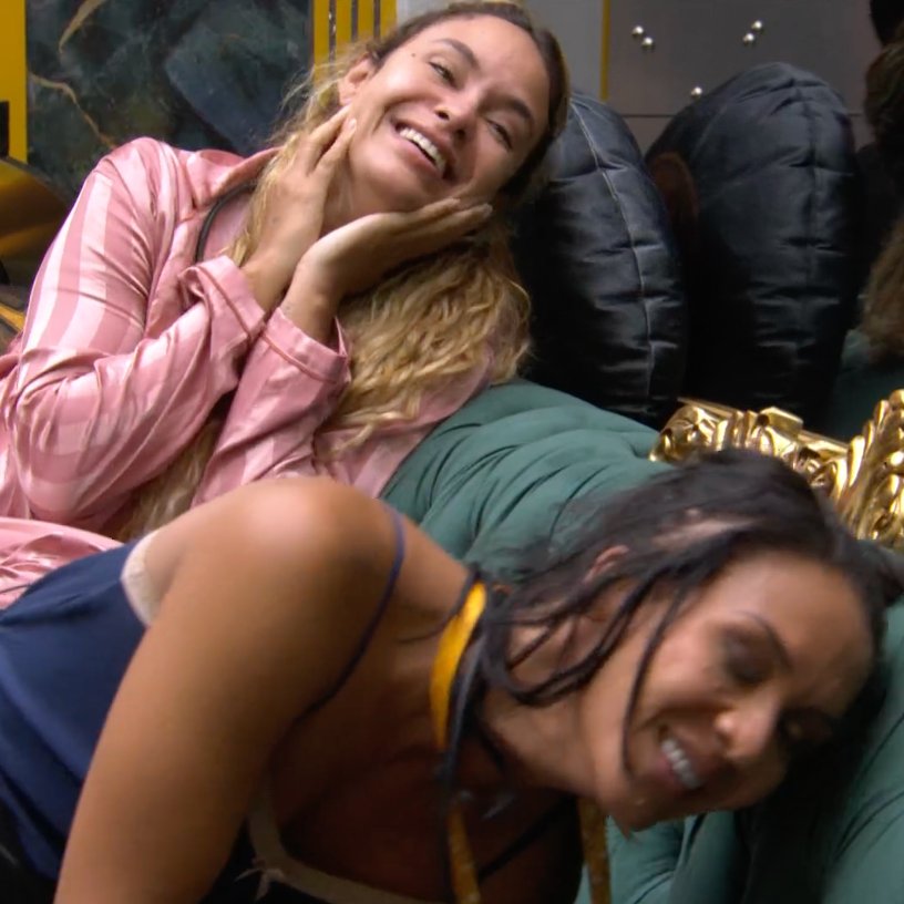 vaidesmaiar's tweet image. Todos na fila do raio-x.
Breno: "Agora é a vez da cascavel [Ana Paula]. Vai lá, cascavel."
Ana Paula levanta e entra no confessionário.
Sarah, Maxi e Breno caem na gargalhada. #BBB26