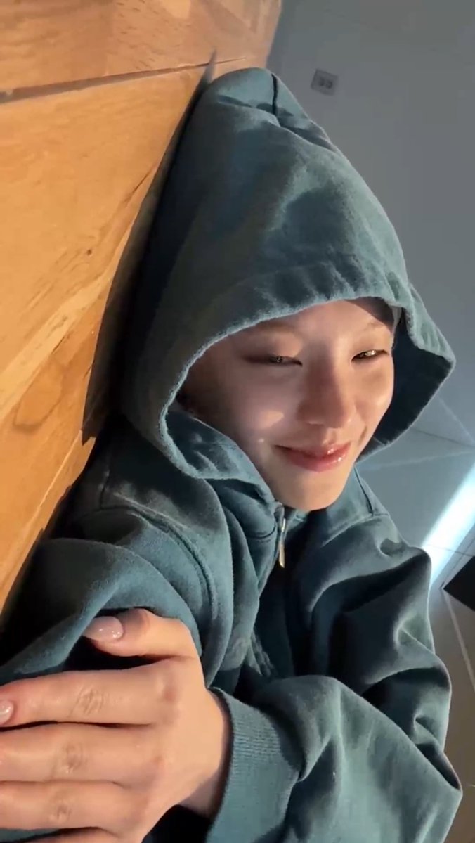 我這邊先夢一個/
一起躺在草皮上看星星
但其實偶爾偷偷看著你
明明兩人關係好到旁人默認你們是已經在一起的程度
他還是在此刻面露羞澀的遮住半張臉跟你告白
等你詫異的回：「我們不是早就在一起了嗎？」
他又露出傻傻的笑容
邊從口袋掏出小餅乾給你邊說：「那可以從今天開始算第一天嗎？」