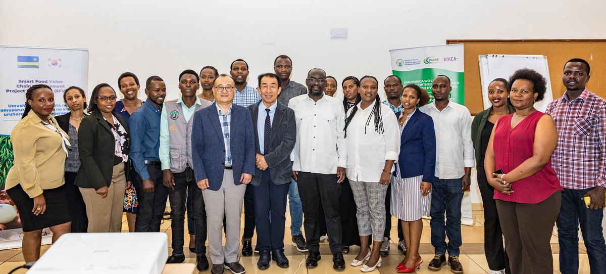 RwandAgriExport's tweet photo. Strong international quality assurance is one of the main factors enhancing the competitiveness of Rwanda’s agricultural exports.

To boost high-quality horticultural exports and revenues, NAEB, through Smart Food Value Chain Management Project, today conducted training for exporters and staff on Agricultural Products Safety and Quality Management, with a focus on hygiene practices and the HACCP-based approach.

===

Uyu munsi, NAEB, binyuze mu Mushinga wo gufata neza umusaruro w’ibiribwa no kunoza uruhererekane nyongeragaciro, yahuguye abohereza umusaruro w’imboga mu mahanga na bamwe mu bakozi, ku kwita ku bwiza n’amabwiriza y’ubuziranenge mpuzamahanga.

Kwita kuri aya mabwiriza ni kimwe mu bifasha ibokomoka ku buhinzi u Rwanda rwohereza mu mahanga, guhangana ku masoko mpuzamahanga no kuzamura agaciro, bikanagira uruhare mu kuzamura amadovize byinjiriza Igihugu.

#RwandaFresh