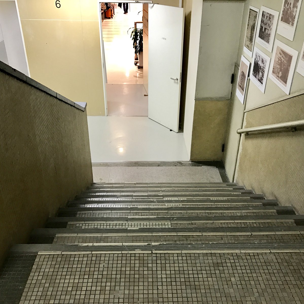 福岡パルコ閉館のニュースが話題になっていますね。

今のパルコの外壁の下には旧岩田屋の建物が残っているそうですね。

以前にバックヤードが公開されるイベントの時に見た裏側の階段はかなり時代を感じさせるもので、本当に岩田屋の建物がそのままなのだなと実感が湧きました。