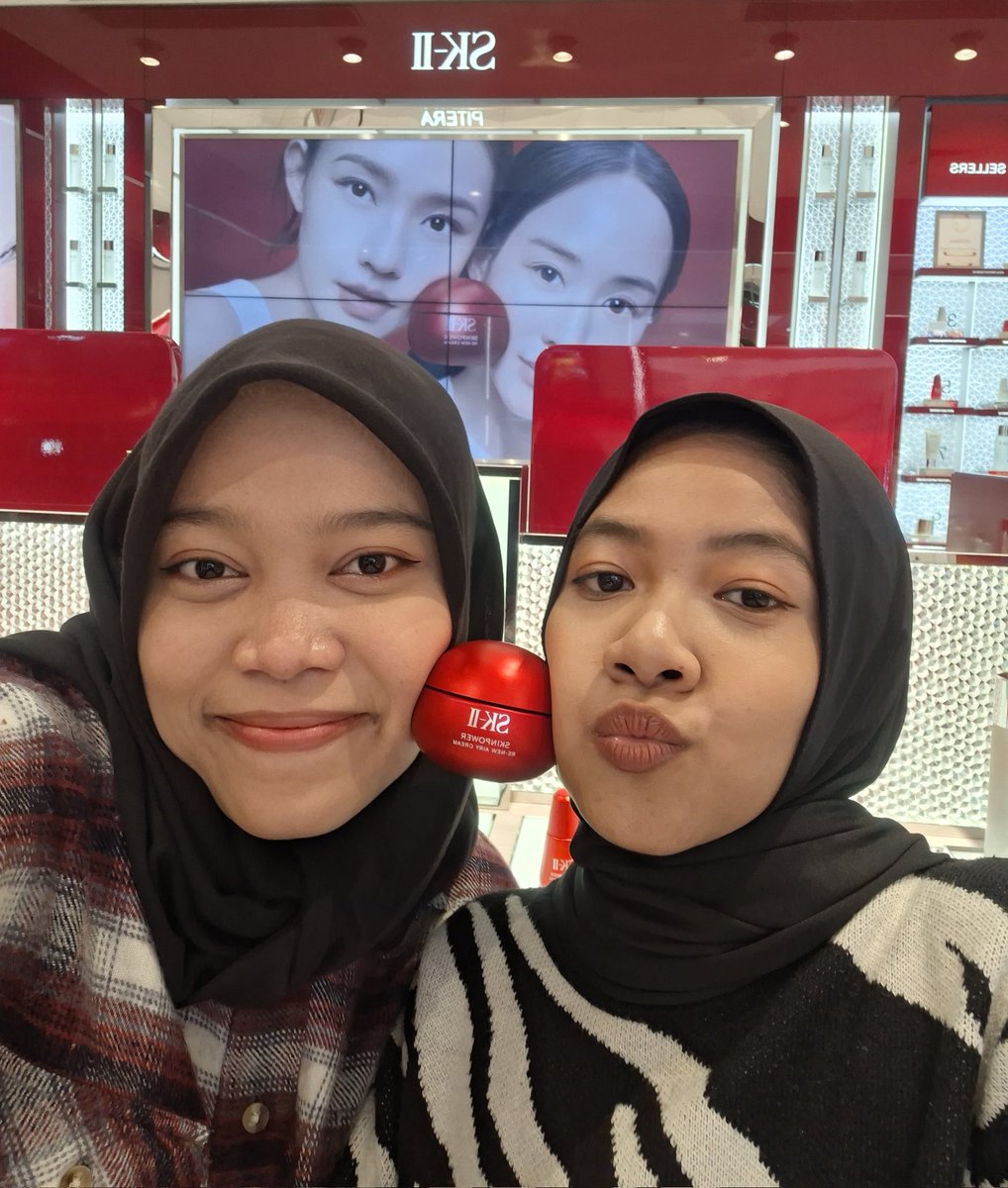 isaynaiyousayla's tweet photo. 💫 Get ready to unlock your glow 💫
Tay Tawan x SK-II SKINPOWER Re-New = plump and radiant skin that's beyond compare! ☀️💧 Experience the power of plump and byebye to dry skin ❤️✨️ 

#SKIIxTayTawan
#PlumpSquishChallenge
#SKIIID @SKII_ID 
#Tawan_V @Tawan_V https://t.co/8Z1Ia56VMk
