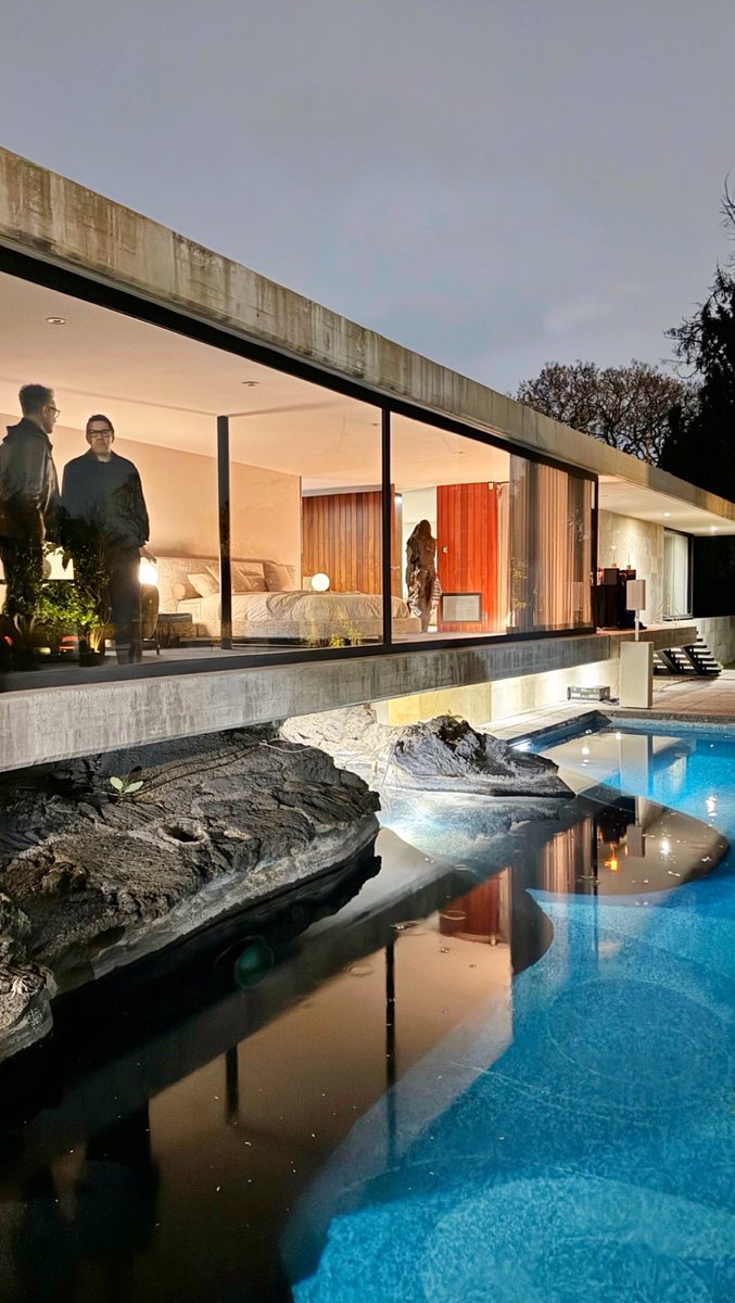 hectorvelazhv's tweet photo. Casa diseñada sobre lava volcánica por Francisco Artigas en Jardines del Pedregal. Una joya de la arquitectura moderna en México que, a pesar de los años, luce impresionante. https://t.co/2ATjhrJLta