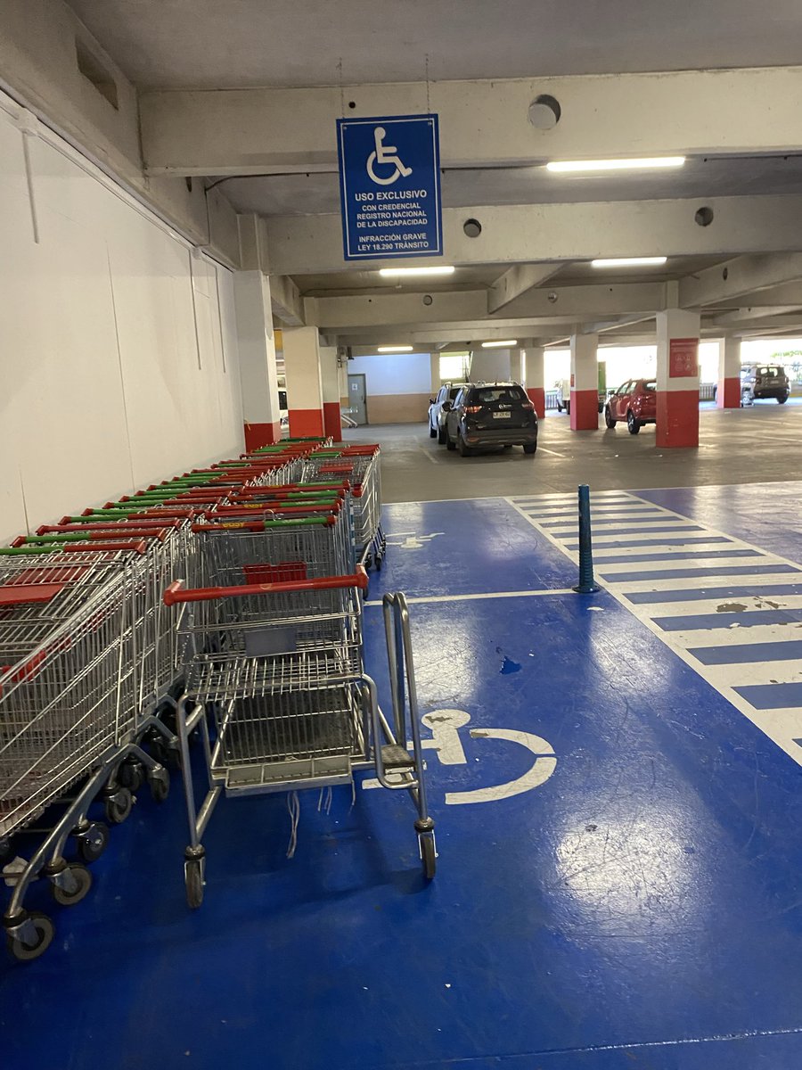Princ_Caballero's tweet photo. Cómo es posible que @easytienda en Puerto Montt ocupe el estacionamiento de discapacitados para poner carros? Por Ley no pueden hacerlo. #Discapacitad #inclusionchile https://t.co/EzyZBYsUk7