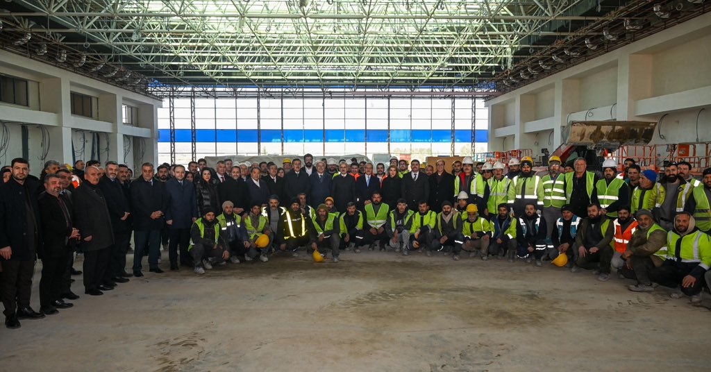 Kadim şehrimiz Malatya’da, ulaşım vizyonumuzu taçlandıracak Yeni Terminal Binası inşaatını yerinde denetledik.

Mevcut alanı yaklaşık 3 katına çıkararak 2,5 milyon yolcu kapasitesine ulaşıyoruz.

Yeni terminalimiz, ulaşımın yanı sıra afet durumlarında hayati bir lojistik merkez