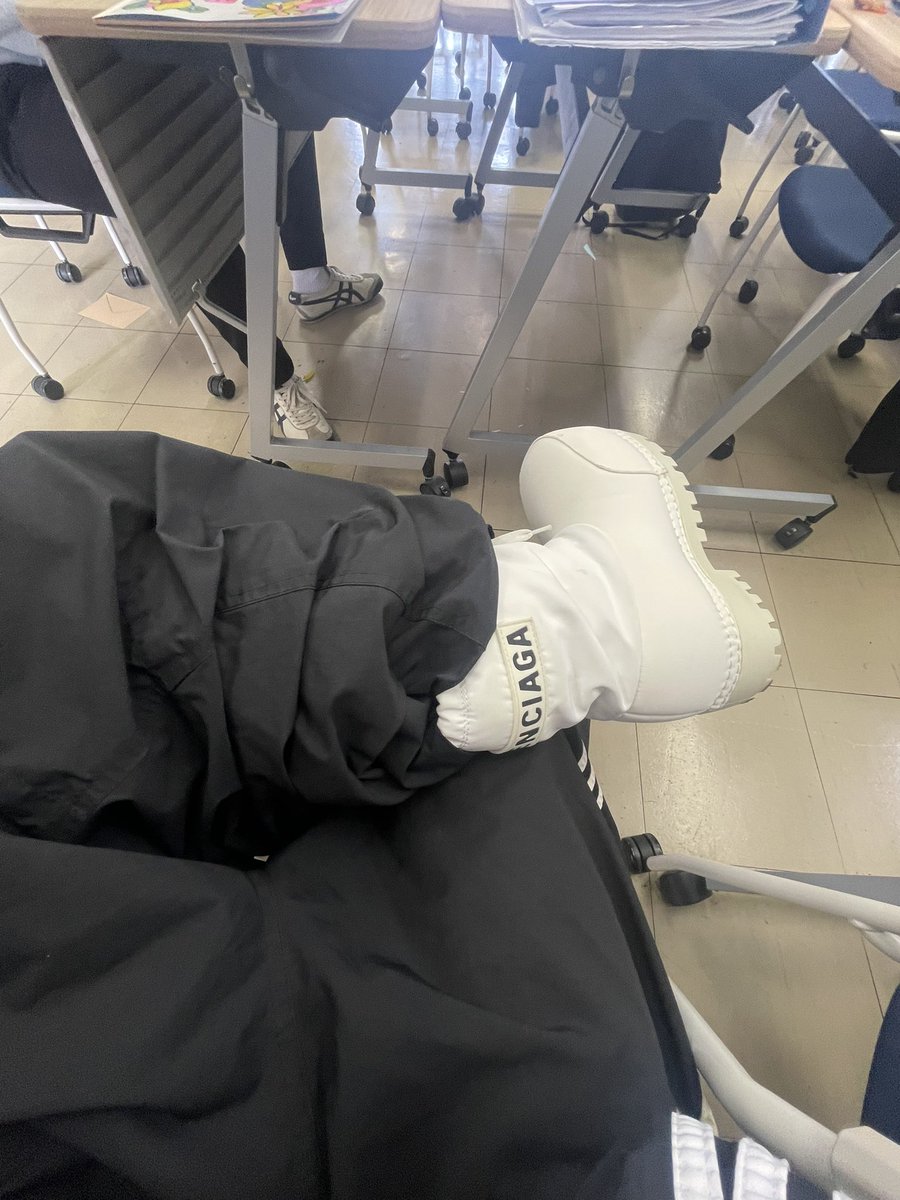 rive__n's tweet photo. アラスカばっか履いてる https://t.co/tsH8ixZaEW
