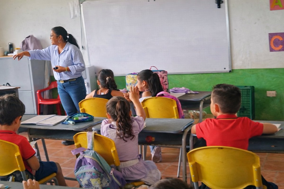 edesaesp's tweet photo. Los niños y niñas de la Institución Educativa de Cabuyaro recibieron con gran entusiasmo la charla de Edesa sobre #elusoracionaldelagua 💙🌍.
Con sonrisas, preguntas y mucha atención, aprendieron lo valioso que es proteger este recurso vital para su comunidad y para el planeta. https://t.co/KxDLkfWG9P