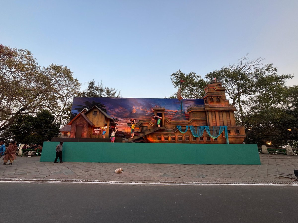 চন্দননগরে "ছোটদের ছায়াছবি "  উৎসবের জন্য সেজে উঠেছে রবীন্দ্রভবন প্রাঙ্গণসহ সমগ্র স্ট্র্যান্ড চত্বর । অপূর্ব সাজসজ্জা ও চলচ্চিত্রের আকর্ষণে কচিকাঁচাদের আগমনে মুখরিত হয়ে উঠেছিল সমগ্র উৎসব চত্বর। উৎসবকে ঘিরে ছোট বড়ো সকলের উৎসাহ-উদ্দীপনা ছিল লক্ষণীয়।
<a href="/egiye_bangla/">Egiye Bangla</a>