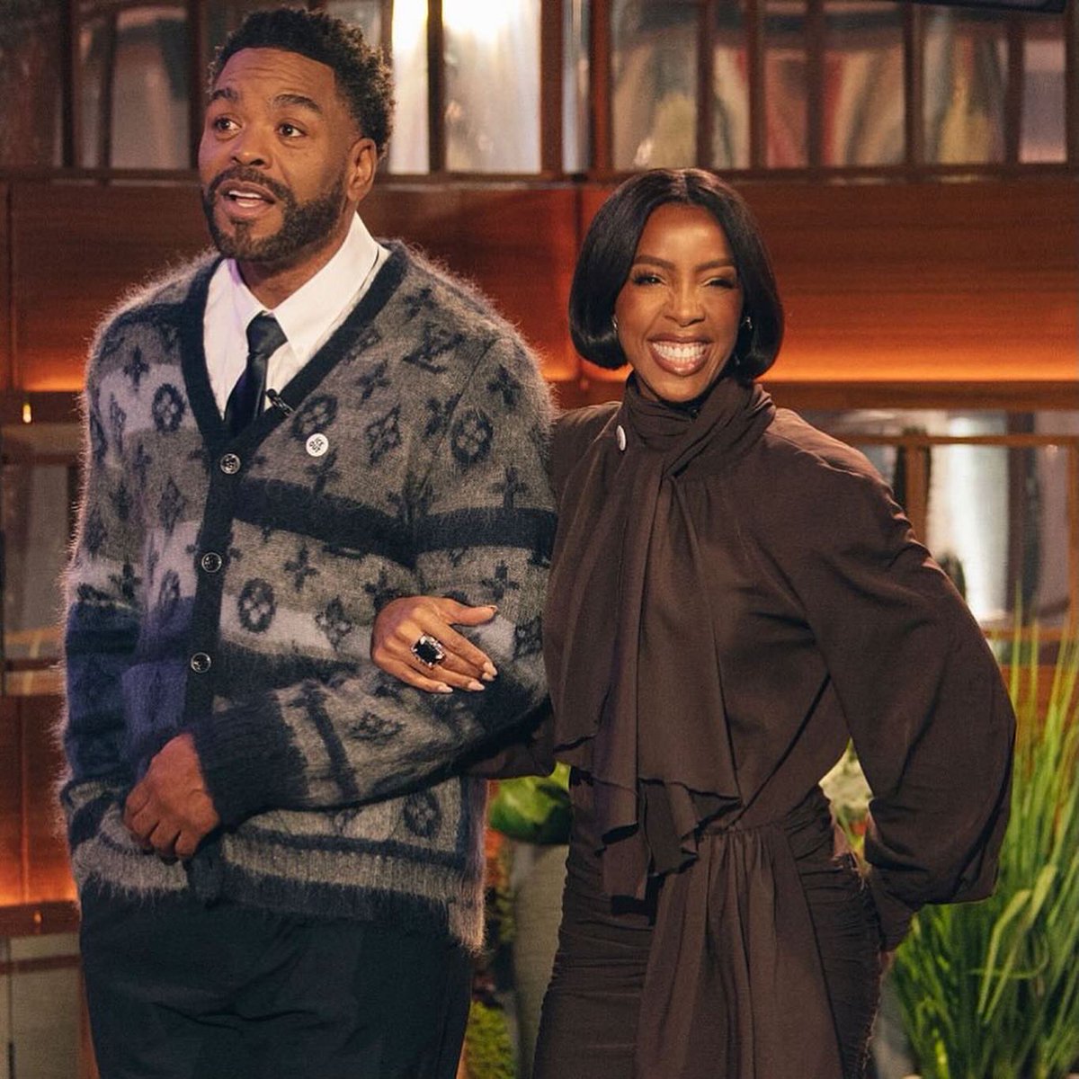 shaybeykelly's tweet image. Kelly Clarkson Show 🤎 also, the “ICE OUT” label pin on her dress 💯🫶🏾