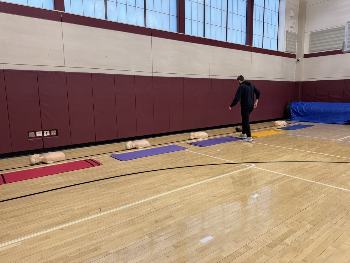 MrsCastroOHSPE's tweet photo. Hands only CPR with @coach_gpe ! @OssiningSchools https://t.co/OQ94O8CdTP