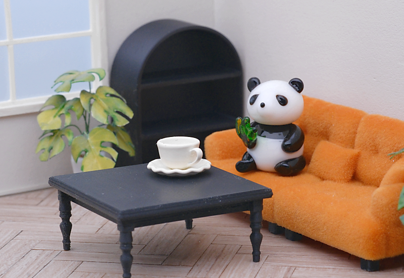 3Dプリンターのミニチュア続き。ちょっと小さくして黒PETGで作りました。PETGも問題なく造形できる。ちょっとプレートから剝がしにくかったけれど。黒が多すぎると部屋が重いので、棚は白がいいかな…？