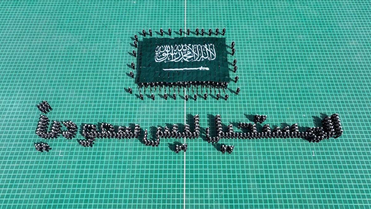 SaudiNews50's tweet image. خريجات كلية الملك فهد الأمنية للفرد الأساسي يشكلن عبارة فخر واعتزاز:

"المستحيل ليس سعودياً".

-