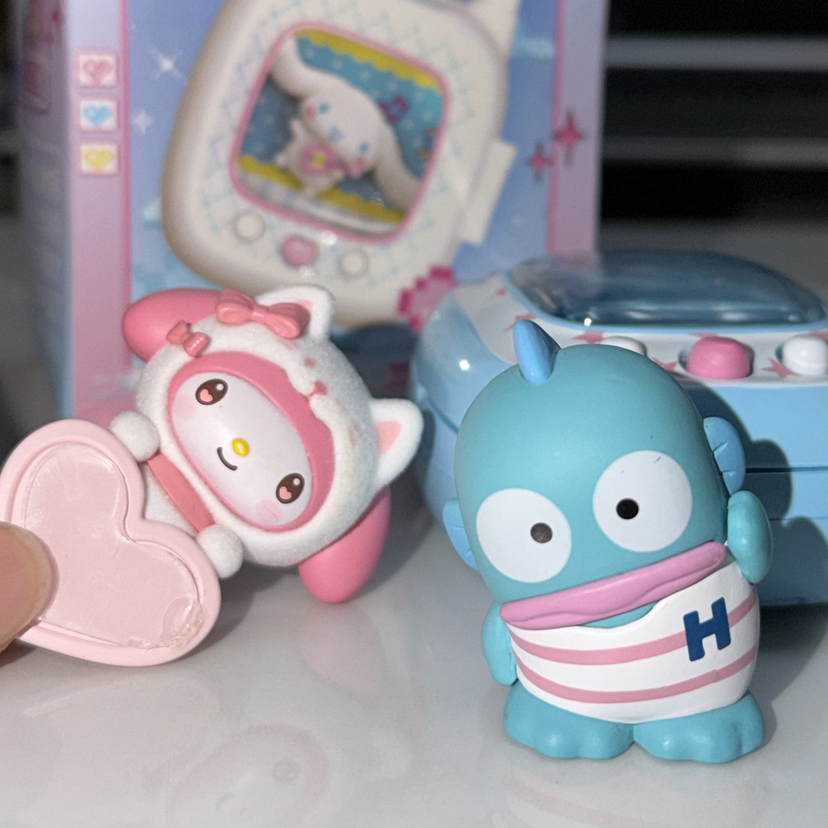 차키 키링으로 쓰기엔 너무크지만  힌둥이 귀여우니까 ..
히퍼랑 이름모르는기여운거 선물받아떠🚶‍♀️‍➡️🫶🏻🫶🏻