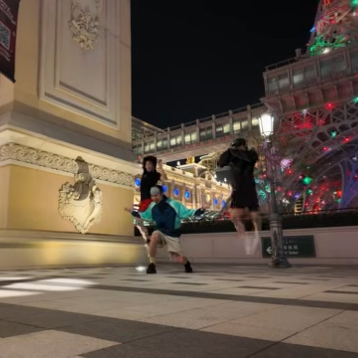 pyeehae's tweet image. The Behinds and the actual photo posted by Dancer 😆 so cute hahahah 

#DONGHAE #동해 #SUPERJUNIOR