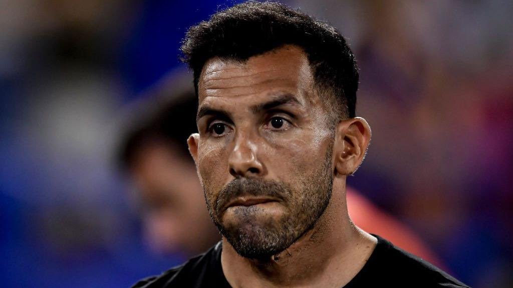 asistanaliz's tweet photo. Carlos Tevez: "Çin'e gittiğim için birçok kişi beni eleştirdi. Ama gerçekte hikayemi bilmiyorlar.

Corinthians'a gittiğimde de çok para kazandım. Ailemi Fuerte Apache'den (Buenos Aires'in yoksul bir banliyösü) çıkarmak için 15 ev satın aldım.

Bunu kimse bilmiyor ama ben kardeşlerim, amcalarım dahil 15 aileye destek olmaya çalışıyorum. Saymaya başlarsam yaklaşık 60 kişi oluyor.

Yaptığım her şey, gelecek nesildeki Tevez soyunun daha iyi olmasını, iyi bir eğitim almasını ve benim yaşadıklarımı yaşamamasını istediğim için."