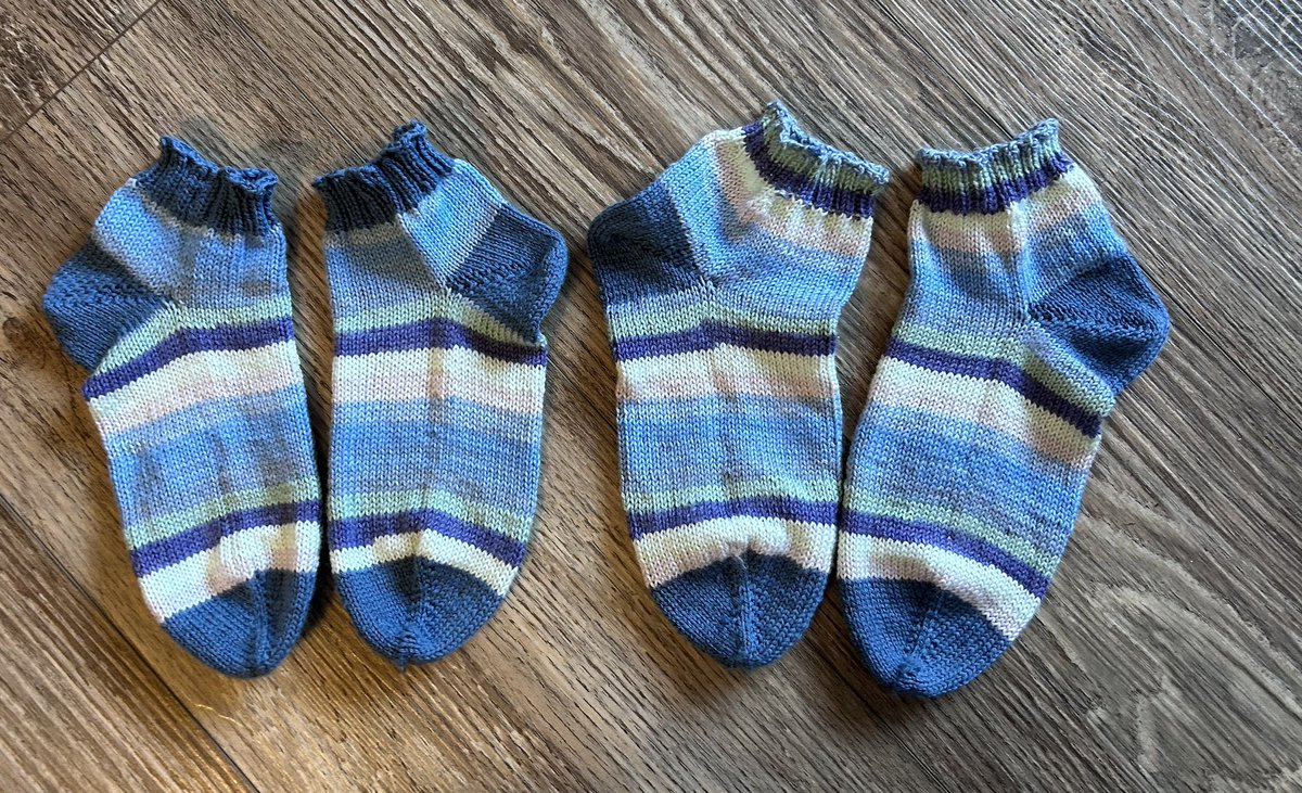 BirdAndGarden's tweet image. Good morning! 11° a good morning to sew in sock ends. #Sock #yarn has become so expensive trying to get two pairs out of one skein now. No waste! #knitting #knit