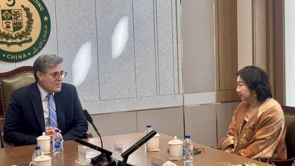 Delighted to receive Ms. Bai Yipeng at <a href="/PakinChina_/">Pakistan Embassy China</a> yesterday. Ms. Yipeng owns and operates a chain of restaurants in Beijing which offer Turkish cuisine with a fusion of tastes from multiple cultures. She also represents Long'an Law firm which operates 28 offices in major