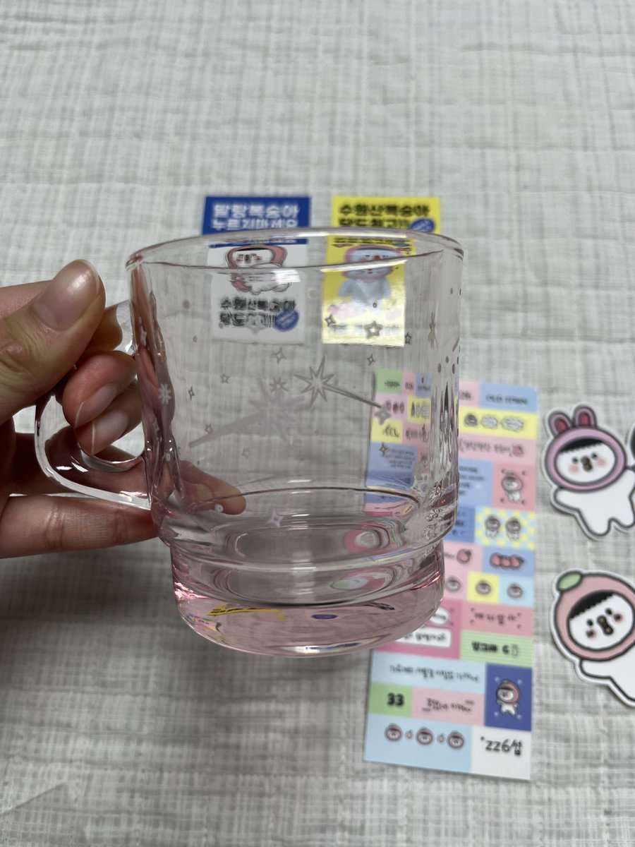 이벤트가 당첨되어서 받은 컵과 뽀숭이 스티커들!!! 너무 예쁘고 감사합니댜

예쁘게 잘 쓸게용💙