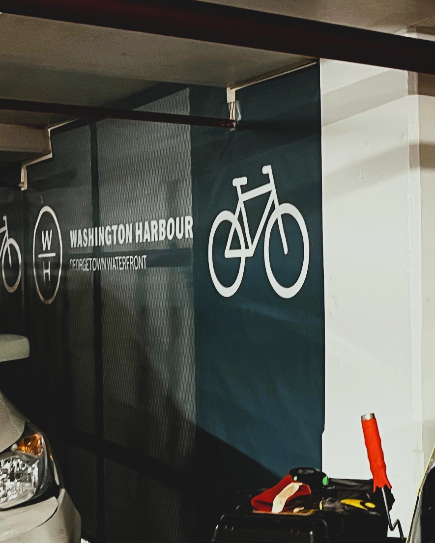 Divadisplaysinc's tweet image. Clean lines, clear direction, and zero guesswork 🚲🅿️

📞 Call 301-798-2717 to talk through your next install or repair. Maryland-made work, no shortcuts.

#CustomSignage #WayfindingSigns #ParkingGarageSigns #CommercialSignage #MarylandBusiness #DMVBusinesses #SignInstallation