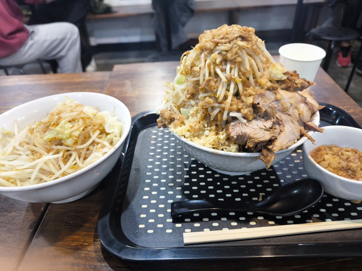 DK41749510's tweet photo. やはり何回行っても西岡さんの盛りが最強🍜笑

いつもこれくらい盛って頂けると最強です🍜笑

いつも小ラーメン豚2枚+マシマシ券（ヤサイ）×2で注文するけどここまで盛って頂けるのは西岡さんだけです💧✨️ https://t.co/d6uBeojQt6