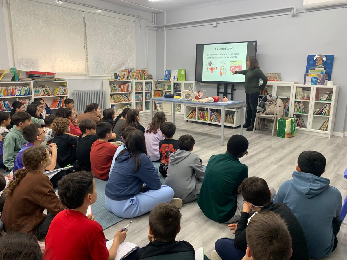 Hoy los venturines de 6º ha participado en una interesante charla sobre reproducción humana impartida por una matrona. Durante la sesión han podido conocer mejor cómo es el momento del parto y resolver todas sus dudas de una forma cercana y adaptada a su edad